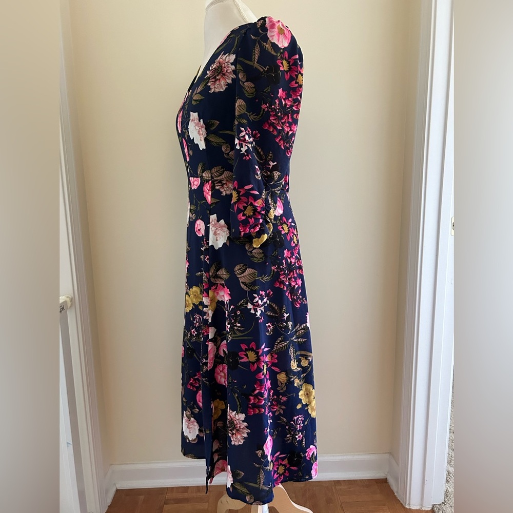 🌸BEAUTIFUL Navy Dress w/Flower Print - Picture 4 of 6